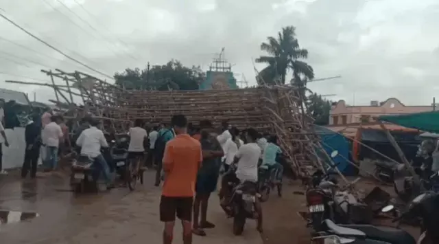 Jagatsinghpur में दुर्गा पूजा लाइट का गेट गिरा, कई घायल Jagatsinghpur में दुर्गा पूजा लाइट का गेट गिरा, कई घायल