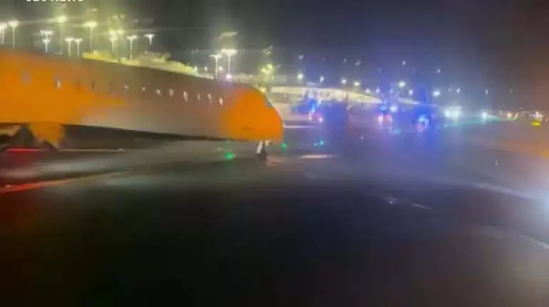 LaGuardia में टैक्सी करते समय दो डेल्टा जेट टकराए, एक घायल LaGuardia में टैक्सी करते समय दो डेल्टा जेट टकराए, एक घायल