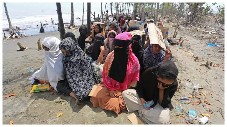 रोहिंग्या मुसलमानों ने म्यांमार में हत्याएं रोकने के लिए संयुक्त राष्ट्र से मदद की गुहार लगाई रोहिंग्या मुसलमानों ने म्यांमार में हत्याएं रोकने के लिए संयुक्त राष्ट्र से मदद की गुहार लगाई