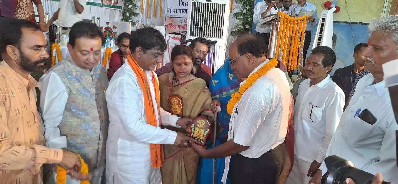 अंतर्राष्ट्रीय वृद्धजन दिवस पर महासमुंद में वरिष्ठ नागरिकों का सम्मान अंतर्राष्ट्रीय वृद्धजन दिवस पर महासमुंद में वरिष्ठ नागरिकों का सम्मान