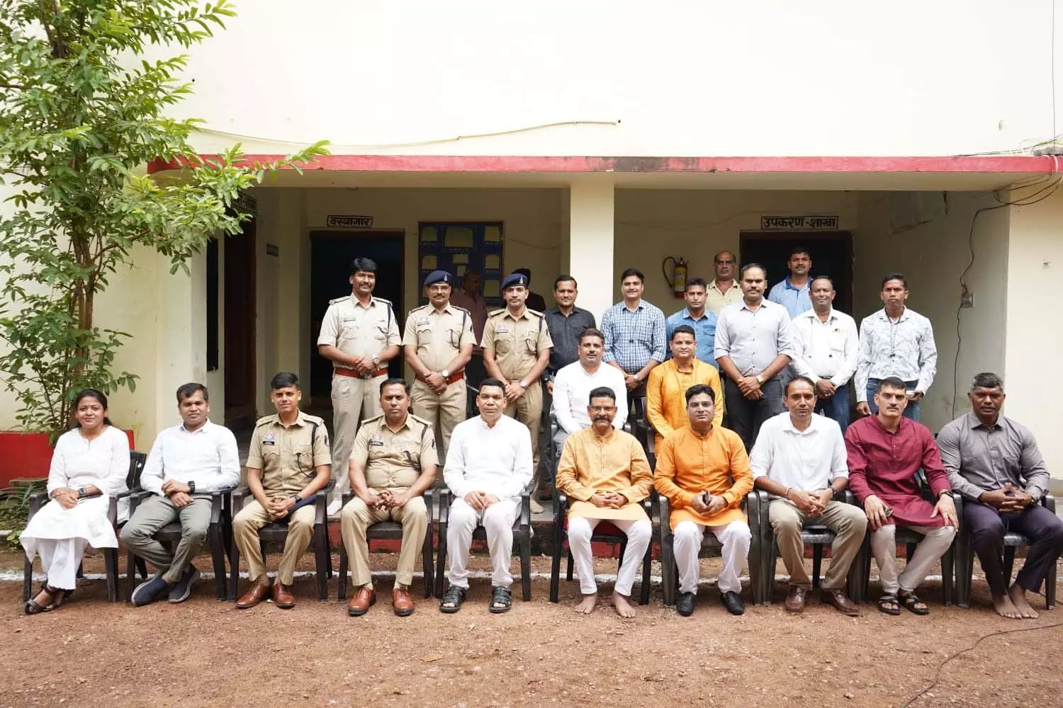 रायपुर पुलिस लाइन में SSP लाल उम्मेद सिंह ने किया शस्त्र पूजन रायपुर पुलिस लाइन में SSP लाल उम्मेद सिंह ने किया शस्त्र पूजन