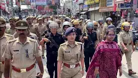 Bareilly: शांति बनाए रखने के लिए इंटरनेट बंद, 8,000 पुलिसकर्मी तैनात Bareilly: शांति बनाए रखने के लिए इंटरनेट बंद, 8,000 पुलिसकर्मी तैनात