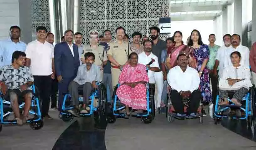 Hyderabad Police ने व्हीलचेयर वितरित कर दिव्यांग नागरिकों के प्रति समर्थन की पुष्टि की Hyderabad Police ने व्हीलचेयर वितरित कर दिव्यांग नागरिकों के प्रति समर्थन की पुष्टि की