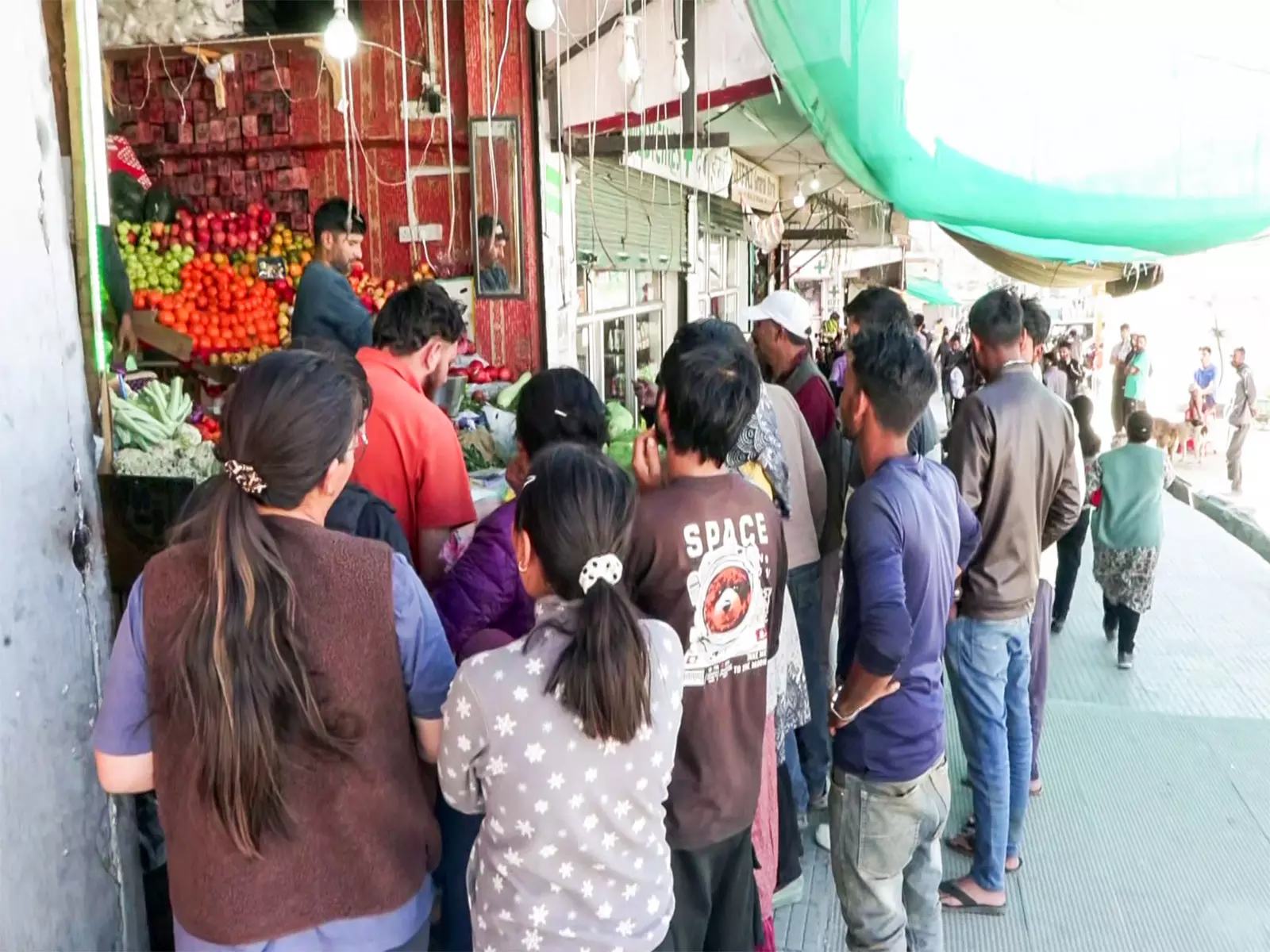Leh में कर्फ्यू में ढील, बंद के बाद बाजार खुले, लोगों को राहत Leh में कर्फ्यू में ढील, बंद के बाद बाजार खुले, लोगों को राहत