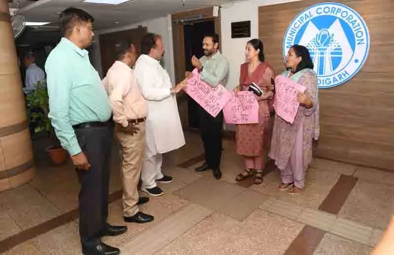 Chandigarh: मेयर कार्यालय पर विधायकों ने किया विरोध प्रदर्शन Chandigarh: मेयर कार्यालय पर विधायकों ने किया विरोध प्रदर्शन