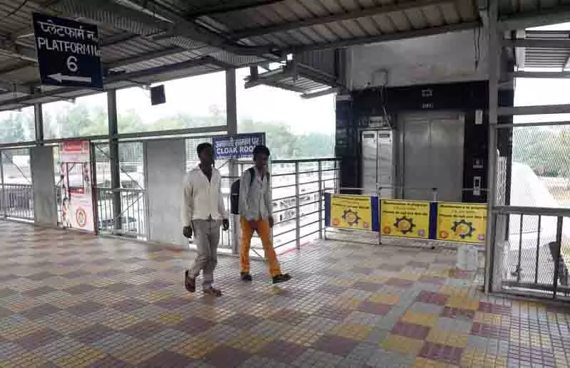 Chandigarh रेलवे स्टेशन के पंचकूला साइड के एस्केलेटर बंद होने से यात्रियों को परेशानी Chandigarh रेलवे स्टेशन के पंचकूला साइड के एस्केलेटर बंद होने से यात्रियों को परेशानी