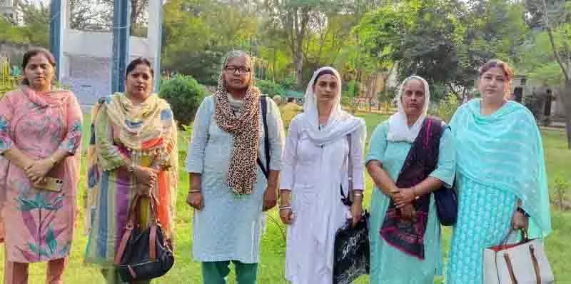 गुरदासपुर की महिला शिक्षकों ने BPEO के खिलाफ रिश्वतखोरी और उत्पीड़न का आरोप लगाया गुरदासपुर की महिला शिक्षकों ने BPEO के खिलाफ रिश्वतखोरी और उत्पीड़न का आरोप लगाया