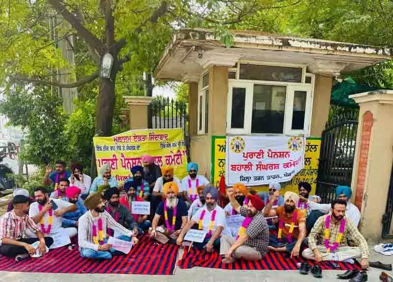 Amritsar: पुरानी पेंशन योजना के लिए सरकारी कर्मचारियों ने की भूख हड़ताल Amritsar: पुरानी पेंशन योजना के लिए सरकारी कर्मचारियों ने की भूख हड़ताल