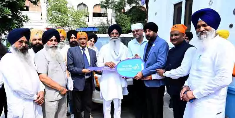 केनरा बैंक ने SGPC को एम्बुलेंस दान की केनरा बैंक ने SGPC को एम्बुलेंस दान की