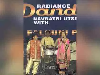 Nita Ambani ने मनाई नवरात्रि, फाल्गुनी पाठक के साथ किया डांडिया Nita Ambani ने मनाई नवरात्रि, फाल्गुनी पाठक के साथ किया डांडिया