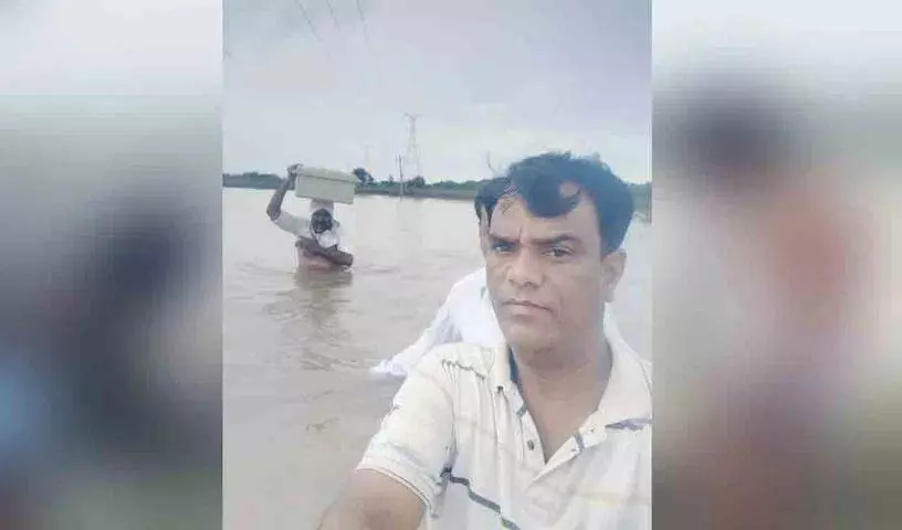 पेयजल आपूर्ति के लिए बाढ़ के पानी में उतरे युवा पेयजल आपूर्ति के लिए बाढ़ के पानी में उतरे युवा