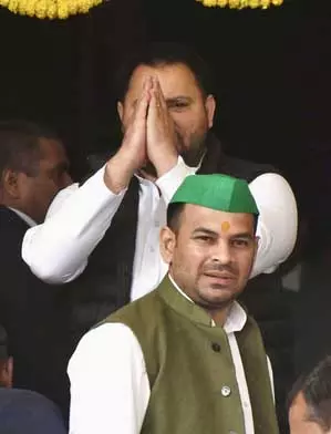 तेज प्रताप ने छोटे भाई तेजस्वी यादव को दी नसीहत, कहा- उन्हें मर्यादा समझनी चाहिए तेज प्रताप ने छोटे भाई तेजस्वी यादव को दी नसीहत, कहा- उन्हें मर्यादा समझनी चाहिए