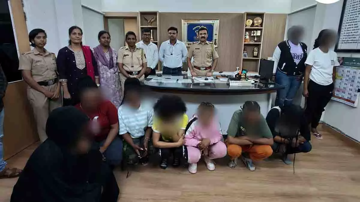 Mumbai: वीज़ा समाप्त होने पर मरोल होटल से 9 विदेशी महिलाएं हिरासत में ली Mumbai: वीज़ा समाप्त होने पर मरोल होटल से 9 विदेशी महिलाएं हिरासत में ली