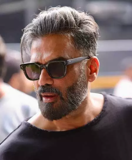 सुनील शेट्टी ने दशहरा पर साझा किया भावपूर्ण संदेश, जड़ों से जुड़ने की दी प्रेरणा सुनील शेट्टी ने दशहरा पर साझा किया भावपूर्ण संदेश, जड़ों से जुड़ने की दी प्रेरणा