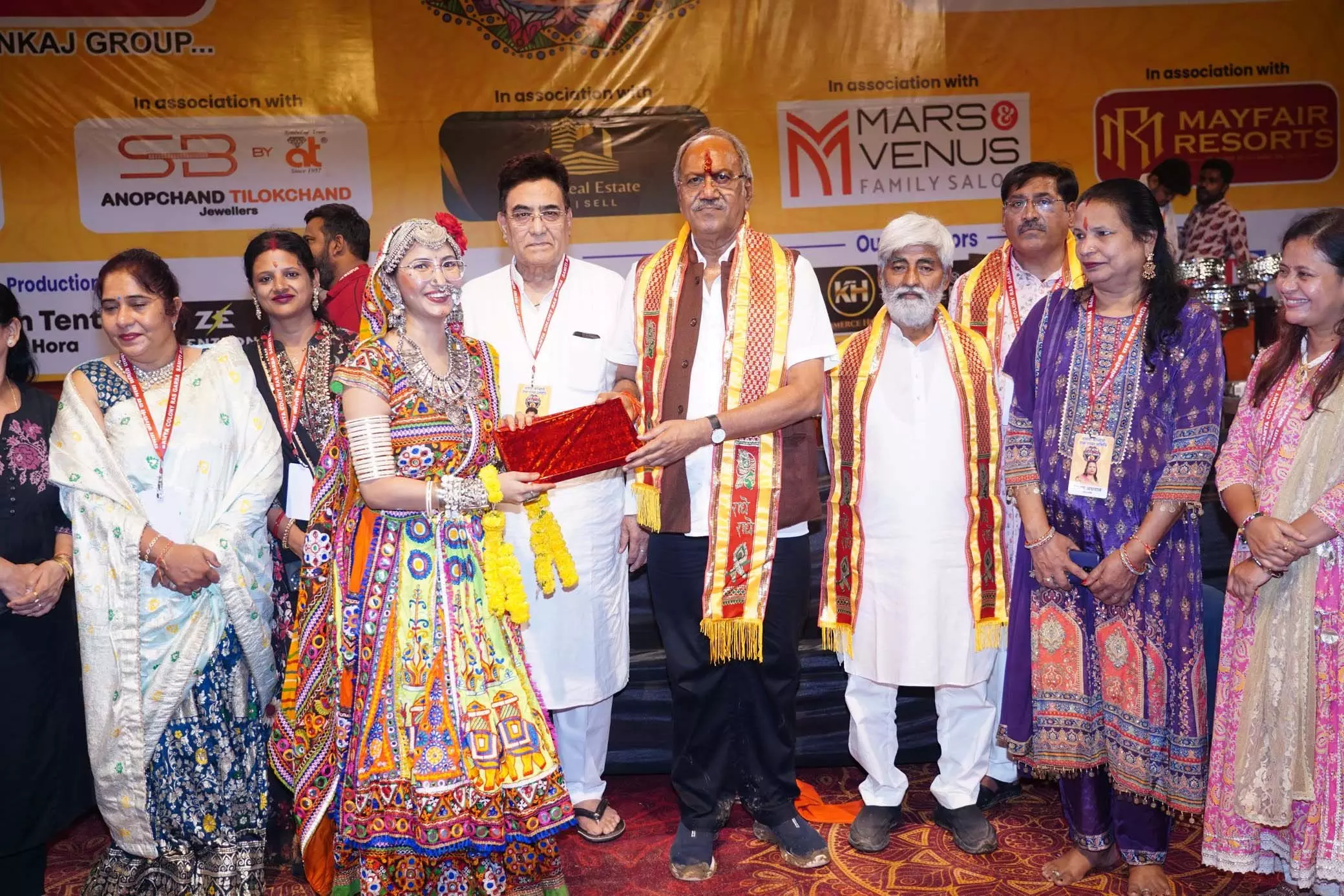 सांसद बृजमोहन अग्रवाल ने भैंसथान में रास गरबा महोत्सव में माता रानी की भक्ति का किया अनुभव सांसद बृजमोहन अग्रवाल ने भैंसथान में रास गरबा महोत्सव में माता रानी की भक्ति का किया अनुभव