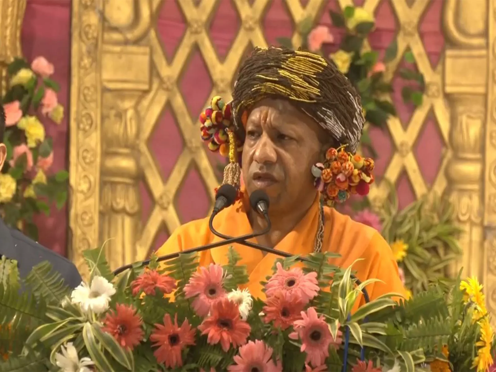 यूपी के CM योगी आदित्यनाथ विजयादशमी पर विजय शोभा यात्रा में हुए शामिल यूपी के CM योगी आदित्यनाथ विजयादशमी पर विजय शोभा यात्रा में हुए शामिल