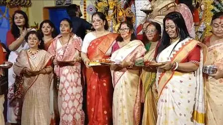 गयाजी में मां दुर्गा की विदाई, बंगाली महिलाओं ने ‘सिंदूर खेला’ से मनाया पर्व गयाजी में मां दुर्गा की विदाई, बंगाली महिलाओं ने ‘सिंदूर खेला’ से मनाया पर्व