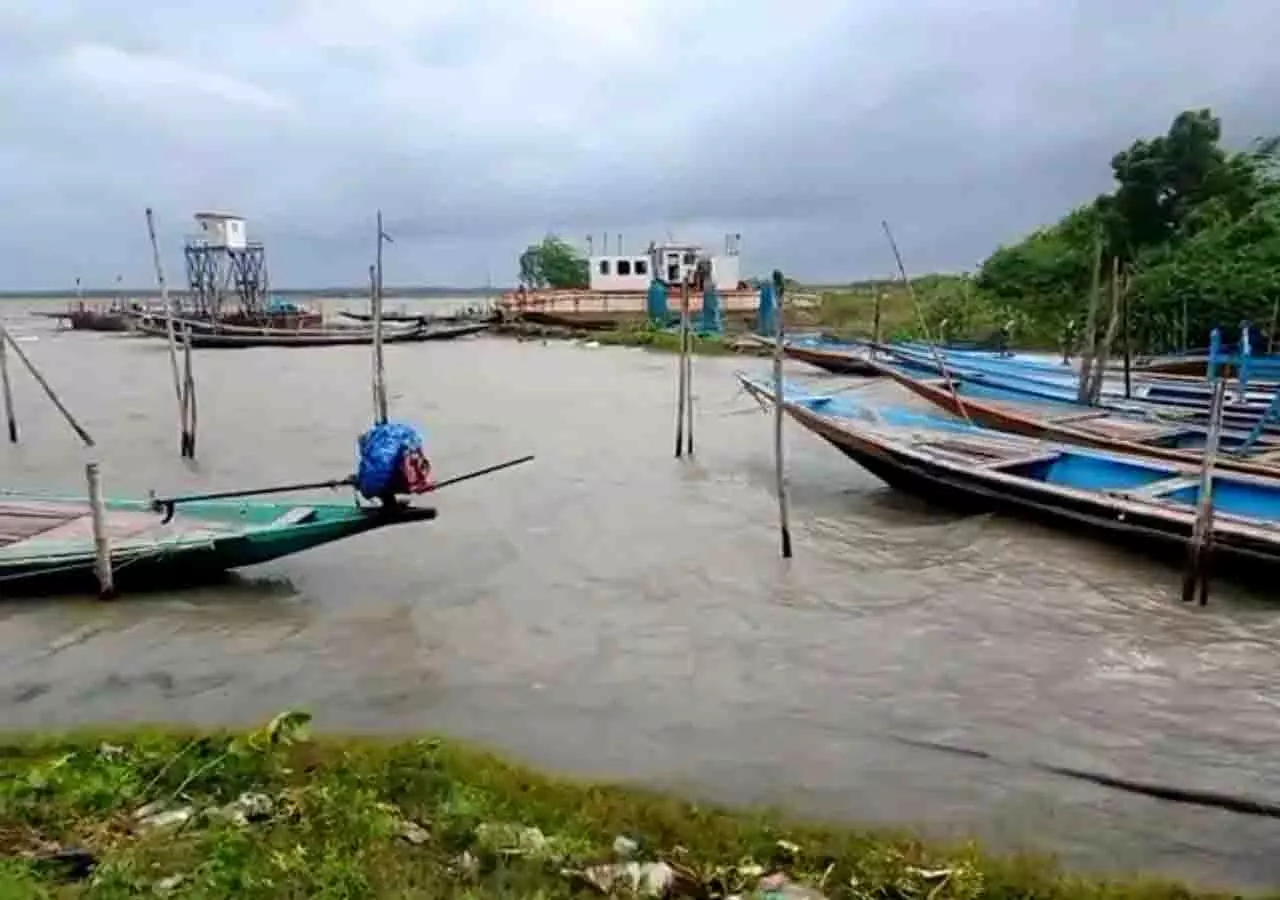 Odisha: चिल्का झील में खराब मौसम के कारण 100 से अधिक लोग फंसे Odisha: चिल्का झील में खराब मौसम के कारण 100 से अधिक लोग फंसे