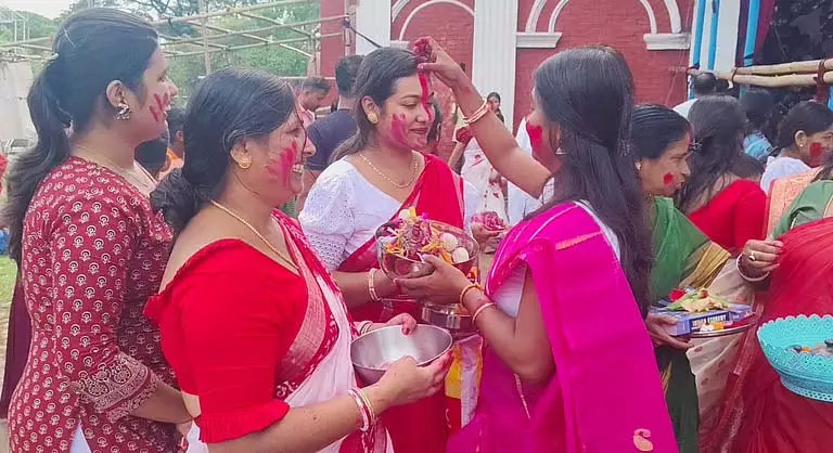ठाकुर कब तक रुकेंगे? सिंदूरी खेल के बीच ढोल की थाप गूंजी ठाकुर कब तक रुकेंगे? सिंदूरी खेल के बीच ढोल की थाप गूंजी