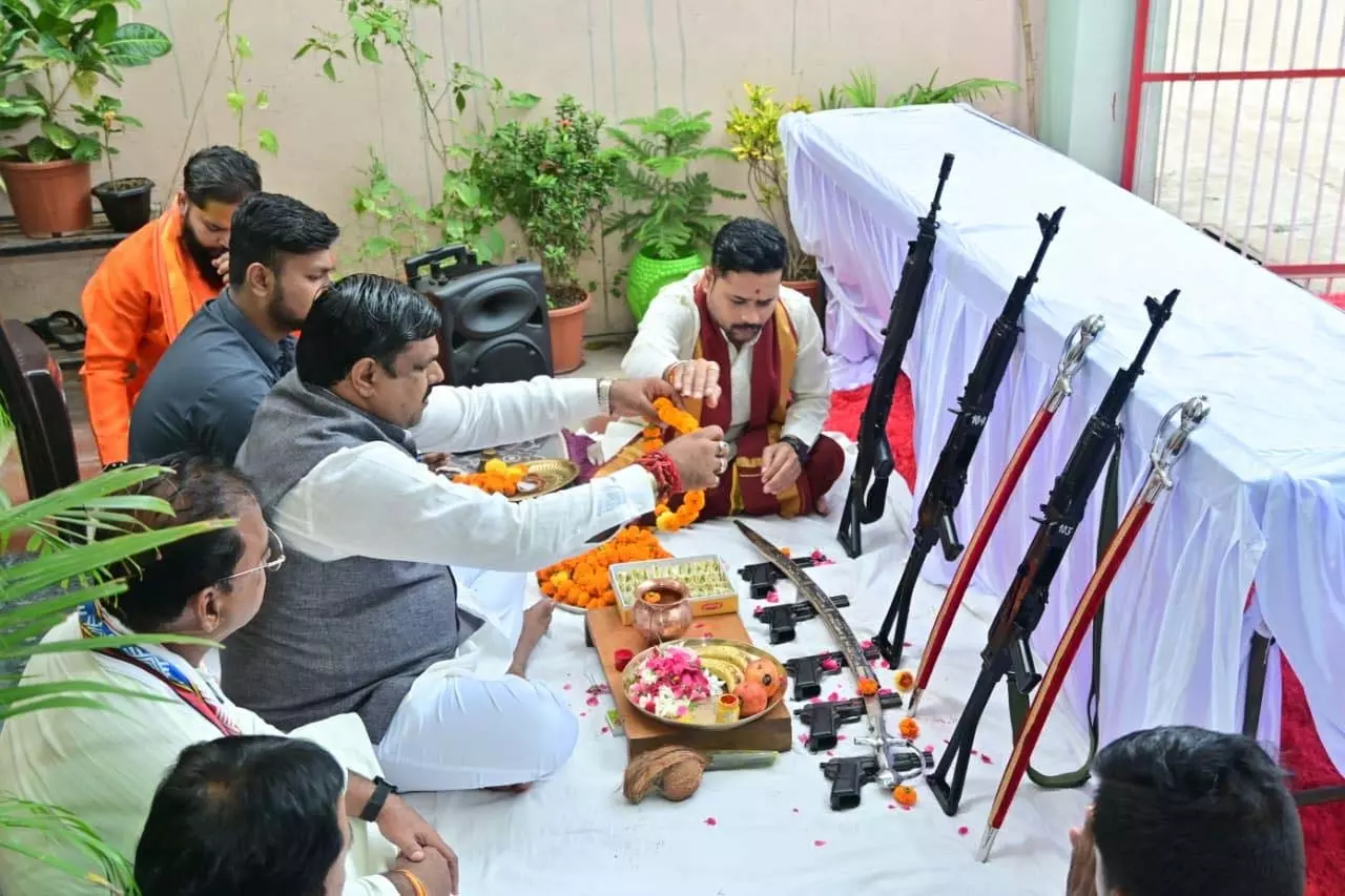 विजयादशमी पर कैबिनेट मंत्री गजेन्द्र यादव ने किया शस्त्र पूजन विजयादशमी पर कैबिनेट मंत्री गजेन्द्र यादव ने किया शस्त्र पूजन