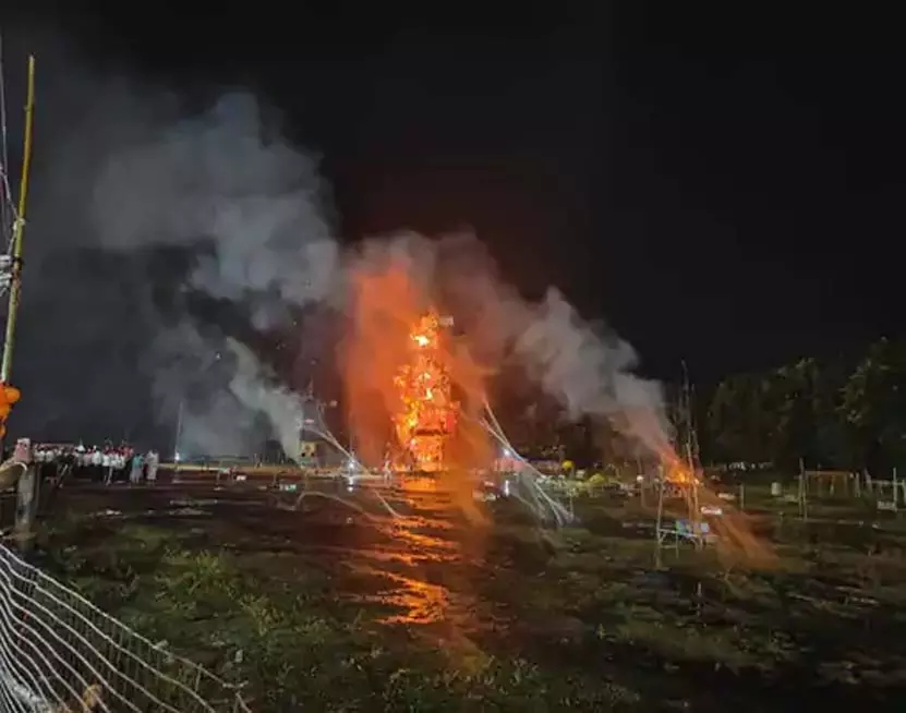 भारी बारिश के बीच पीजी कालेज मैदान में रावण दहन भारी बारिश के बीच पीजी कालेज मैदान में रावण दहन