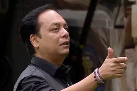 दर्शकों पर भड़के बिग बॉस कंटेस्टेंट जीशान कादरी दर्शकों पर भड़के बिग बॉस कंटेस्टेंट जीशान कादरी