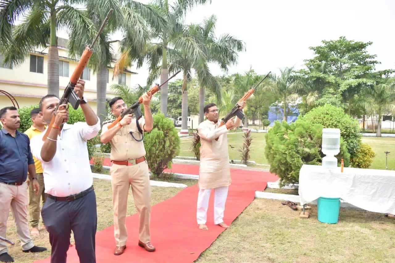 विजयादशमी पर दुर्ग पुलिस लाईन में शस्त्र पूजन विजयादशमी पर दुर्ग पुलिस लाईन में शस्त्र पूजन