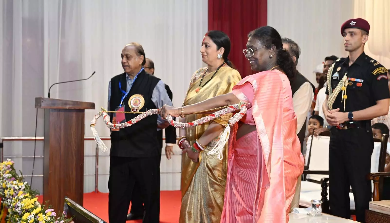 राष्ट्रपति द्रौपदी मुर्मु ने लाल किला में दशहरा कार्यक्रम में आतंकवाद पर विजय का दिया संदेश राष्ट्रपति द्रौपदी मुर्मु ने लाल किला में दशहरा कार्यक्रम में आतंकवाद पर विजय का दिया संदेश
