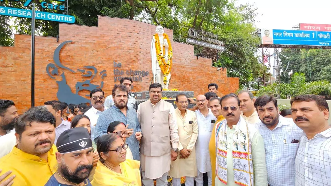 गांधी जयंती पर दुर्ग में कैबिनेट मंत्री गजेन्द्र यादव ने किया माल्यार्पण गांधी जयंती पर दुर्ग में कैबिनेट मंत्री गजेन्द्र यादव ने किया माल्यार्पण