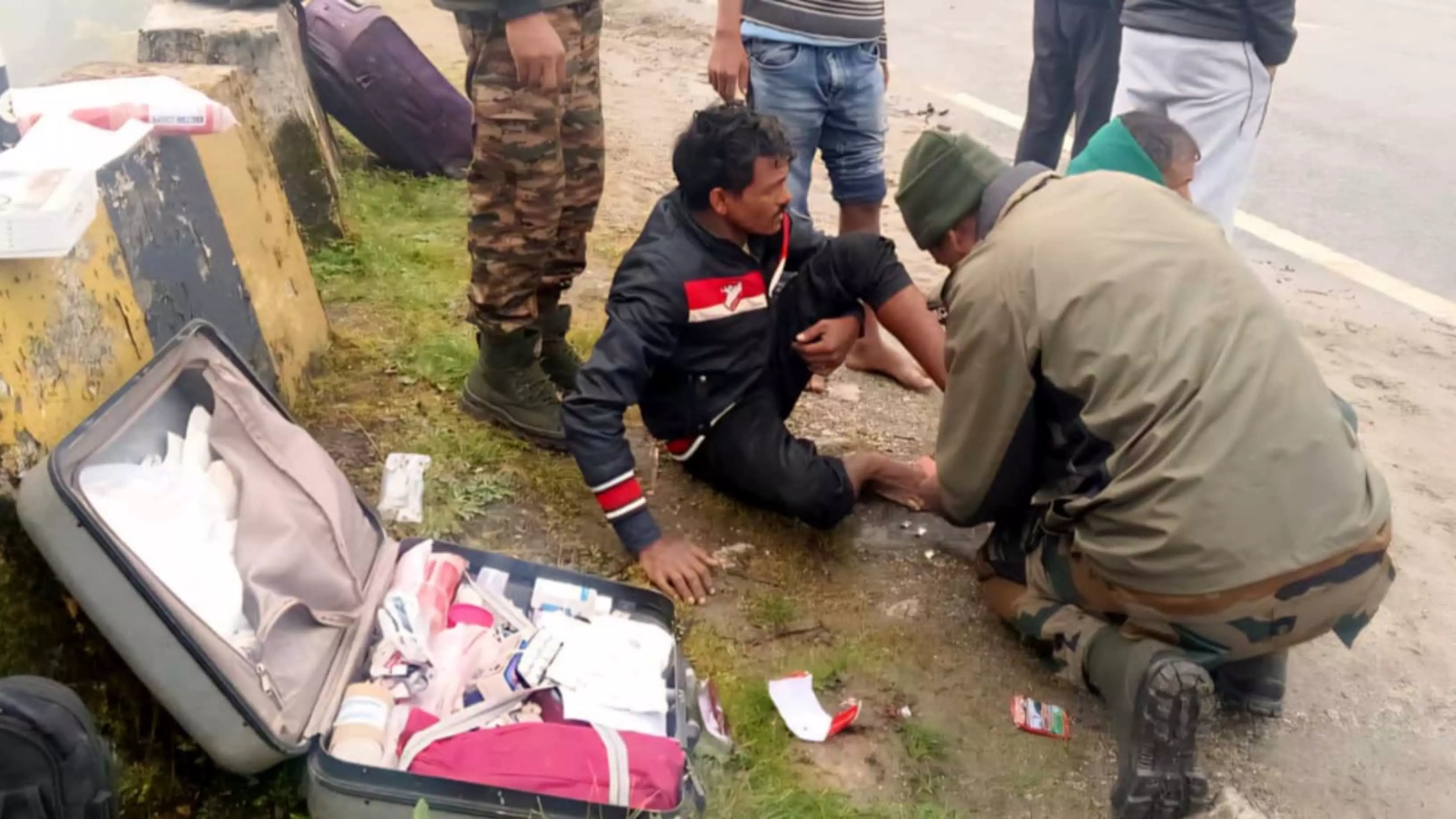 घाटी में गिरी बस, सेना ने 13 लोगों को सुरक्षित बचाया घाटी में गिरी बस, सेना ने 13 लोगों को सुरक्षित बचाया