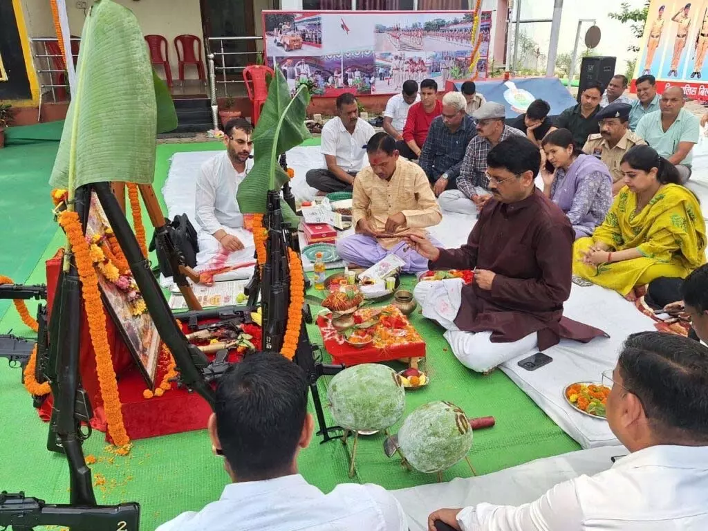 बिलासपुर पुलिस लाइन में परंपरागत शस्त्र पूजन, सुरक्षा व अनुशासन का संकल्प बिलासपुर पुलिस लाइन में परंपरागत शस्त्र पूजन, सुरक्षा व अनुशासन का संकल्प