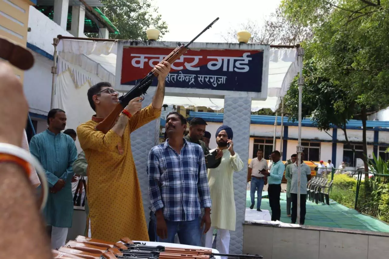 सरगुजा पुलिस ने विजयादशमी पर्व पर शस्त्र एवं वाहन पूजन कर किया हर्ष फायर सरगुजा पुलिस ने विजयादशमी पर्व पर शस्त्र एवं वाहन पूजन कर किया हर्ष फायर