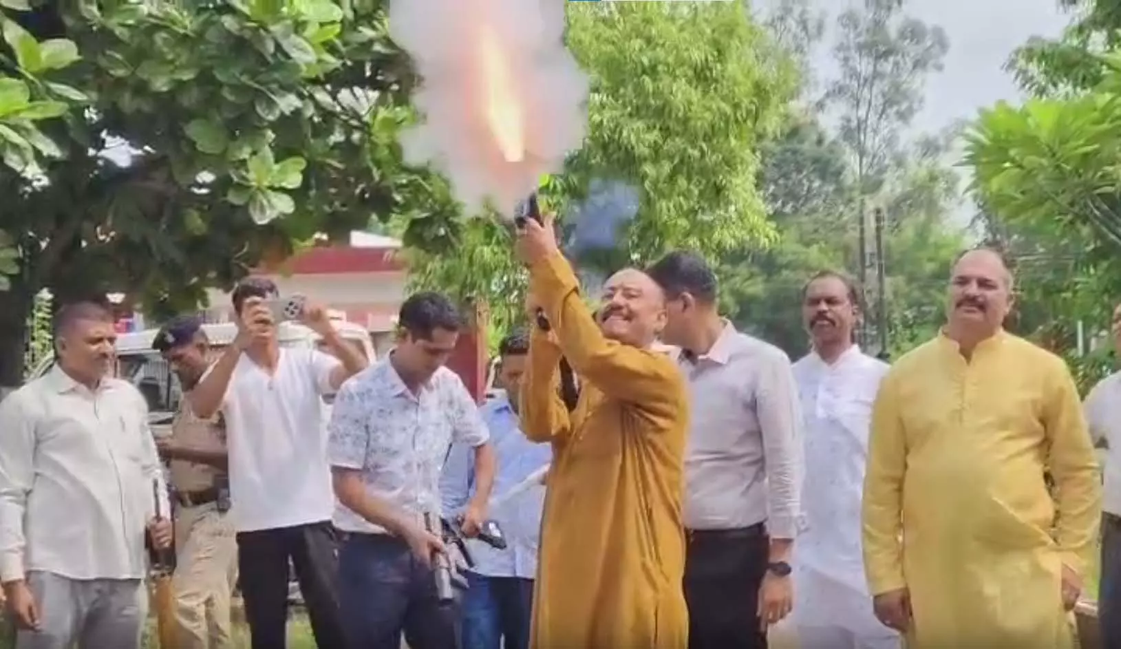 जांजगीर-चांपा पुलिस ने विजयादशमी पर शस्त्र पूजा कर हवाई फायरिंग की जांजगीर-चांपा पुलिस ने विजयादशमी पर शस्त्र पूजा कर हवाई फायरिंग की