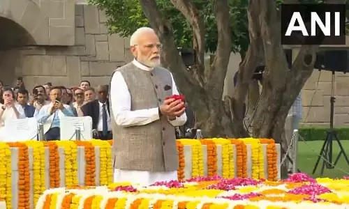 PM मोदी ने महात्मा गांधी की जयंती पर राजघाट पर श्रद्धांजलि दी PM मोदी ने महात्मा गांधी की जयंती पर राजघाट पर श्रद्धांजलि दी