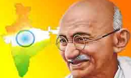 Gandhi Jayanti 2025: आज भी जिंदा गांधी के विचार, अहिंसा से भी जीती जा सकती हैं बड़ी लड़ाईयां Gandhi Jayanti 2025: आज भी जिंदा गांधी के विचार, अहिंसा से भी जीती जा सकती हैं बड़ी लड़ाईयां