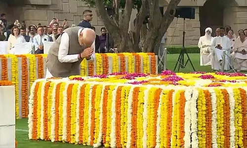गांधी के मार्ग पर चलते रहें : Modi गांधी के मार्ग पर चलते रहें : Modi