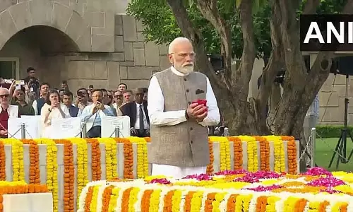 Gandhi Jayanti 2025: प्रधानमंत्री मोदी, गणमान्य व्यक्तियों ने राजघाट पर पुष्पांजलि अर्पित की Gandhi Jayanti 2025: प्रधानमंत्री मोदी, गणमान्य व्यक्तियों ने राजघाट पर पुष्पांजलि अर्पित की