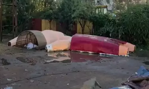 रावण गिरा, तेज बारिश के चलते कार्यक्रम स्थल जलमग्न रावण गिरा, तेज बारिश के चलते कार्यक्रम स्थल जलमग्न