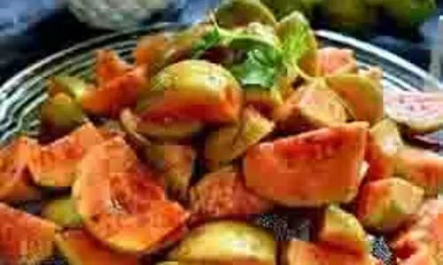 Guava Chat Salad : सर्दियों में अमरूद चाट सलाद का स्वाद लें