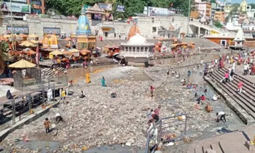 Haridwar: गंगा सफाई में साधकों ने दिखाई लगन