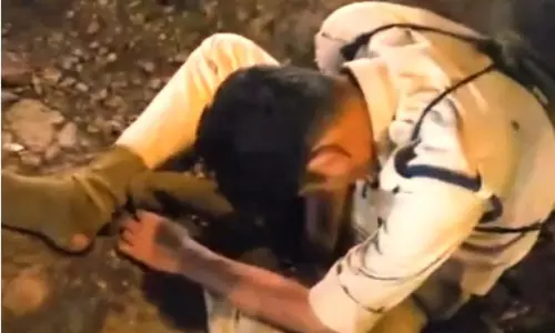शराब पीकर दुर्गा पंडाल में ड्यूटी करने पहुंचा आरक्षक, नशा चढ़ने पर झूमने लगा शराब पीकर दुर्गा पंडाल में ड्यूटी करने पहुंचा आरक्षक, नशा चढ़ने पर झूमने लगा