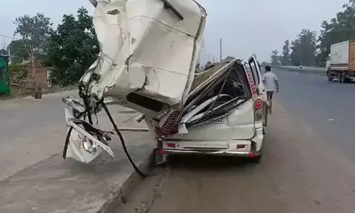 स्कॉर्पियो-कंटेनर के बीच टक्कर से तीन की मौत, 7 घायल स्कॉर्पियो-कंटेनर के बीच टक्कर से तीन की मौत, 7 घायल
