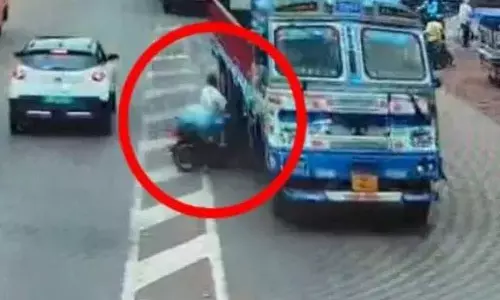 सड़क क्रॉस करते बाइक सवार की मौत, ट्रक की चपेट में आया