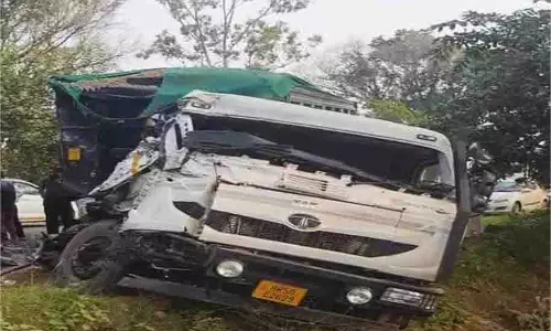 Yamunanagar:दो ट्रकों की टक्कर, चालक की मौत, दूसरा घायल Yamunanagar:दो ट्रकों की टक्कर, चालक की मौत, दूसरा घायल