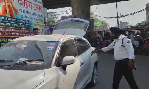Punjab: गाड़ियों पर हूटर-स्टिकर लगाकर घूमने वालों से सावधान, पुलिस करेगी सख्त कार्रवाई Punjab: गाड़ियों पर हूटर-स्टिकर लगाकर घूमने वालों से सावधान, पुलिस करेगी सख्त कार्रवाई