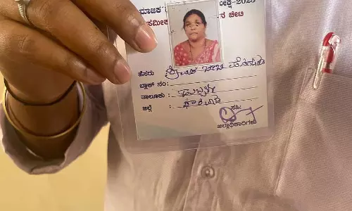 Hubli : बेटा अपनी मां का पहचान पत्र लेकर सर्वेक्षण में आया Hubli : बेटा अपनी मां का पहचान पत्र लेकर सर्वेक्षण में आया