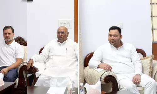 Patna: कांग्रेस की रणनीति ने तेजस्वी की कुर्सी पर सवाल खड़े किए Patna: कांग्रेस की रणनीति ने तेजस्वी की कुर्सी पर सवाल खड़े किए