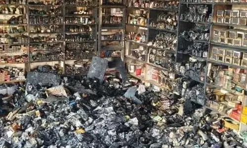 Bareilly: मेडिकल स्टोर में लगी भीषण आग, दवाओं का बड़ा नुकसान Bareilly: मेडिकल स्टोर में लगी भीषण आग, दवाओं का बड़ा नुकसान