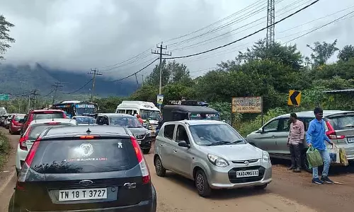 चिक्कमगलुरु में उमड़े पर्यटक: वाहनों की लगी कतार चिक्कमगलुरु में उमड़े पर्यटक: वाहनों की लगी कतार
