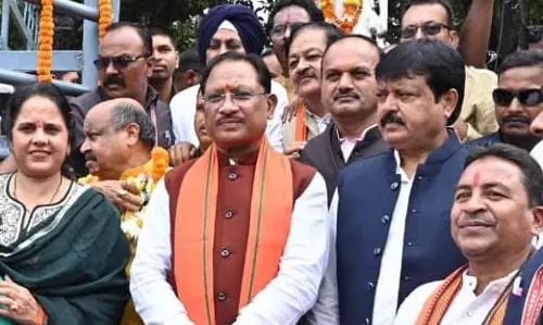 CM विष्णुदेव साय ने राष्ट्रपिता महात्मा गांधी और पूर्व प्रधानमंत्री लाल बहादुर शास्त्री की प्रतिमा पर किया माल्यार्पण
